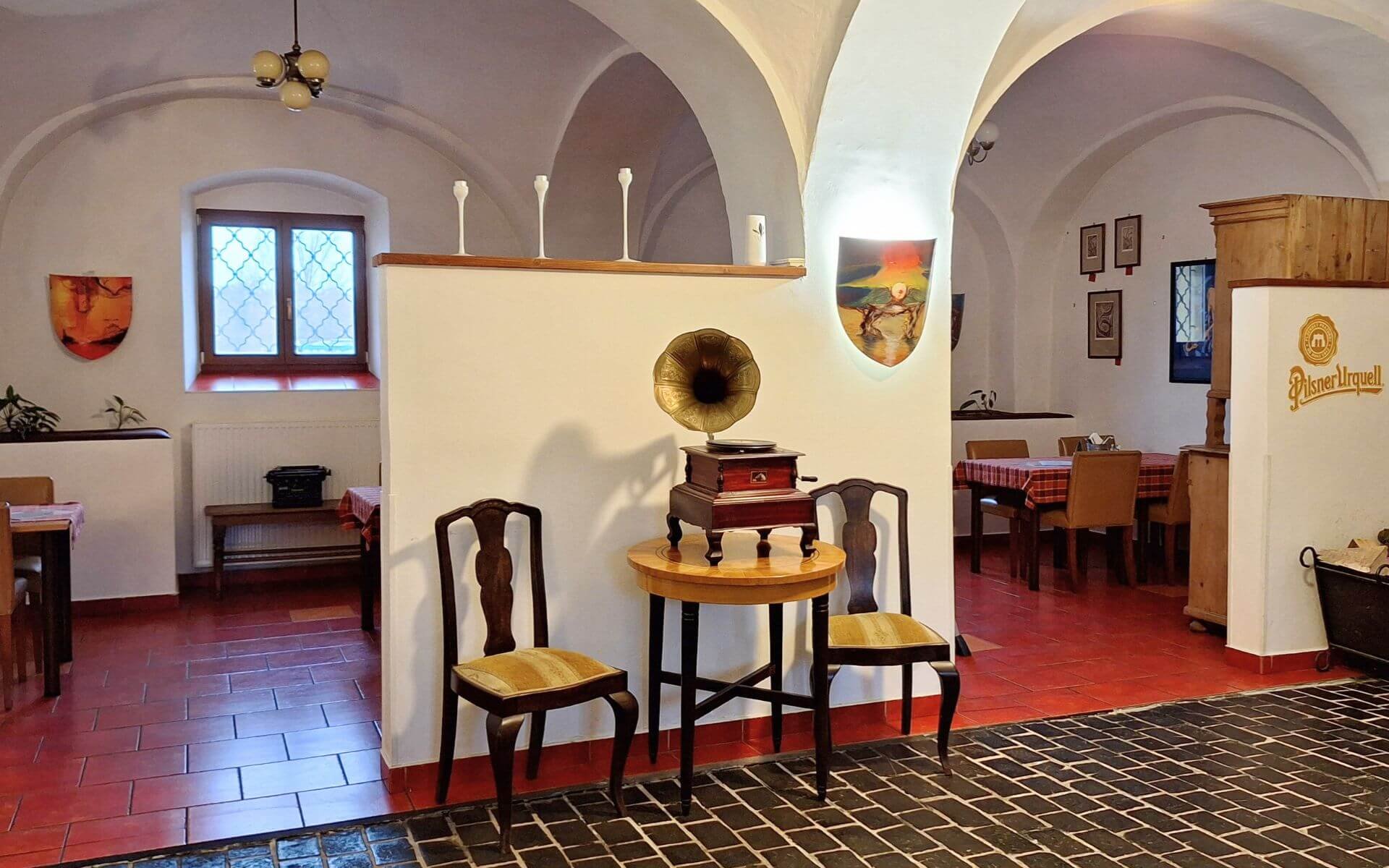 Restaurace-na-statku-Namest-interier-1