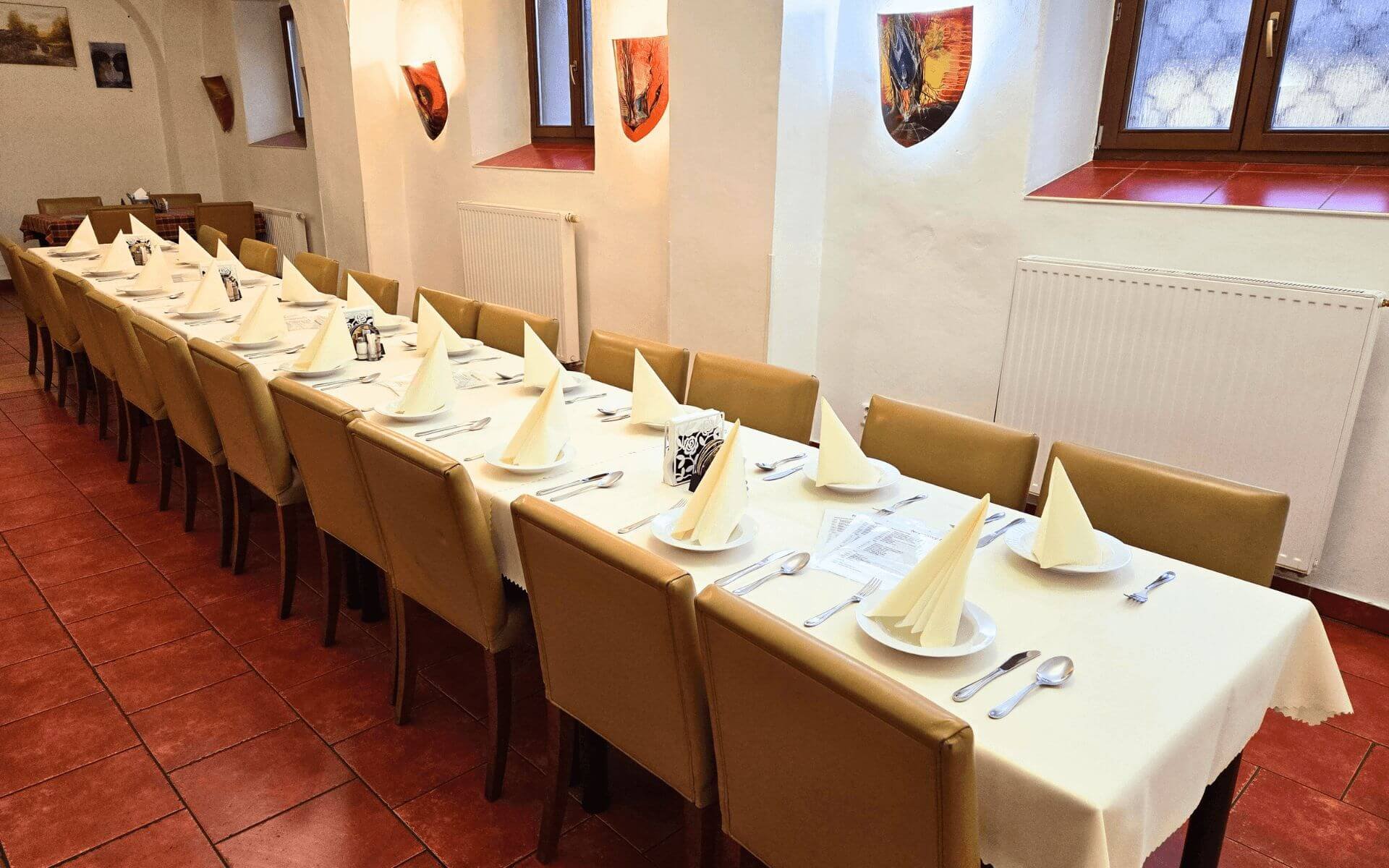 Restaurace-na-statku-Namest-prostreny-stul-1